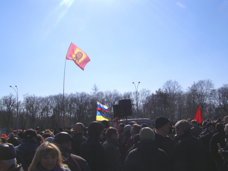 Знамя "Руси Триединой" в Харькове февраль 2014 г