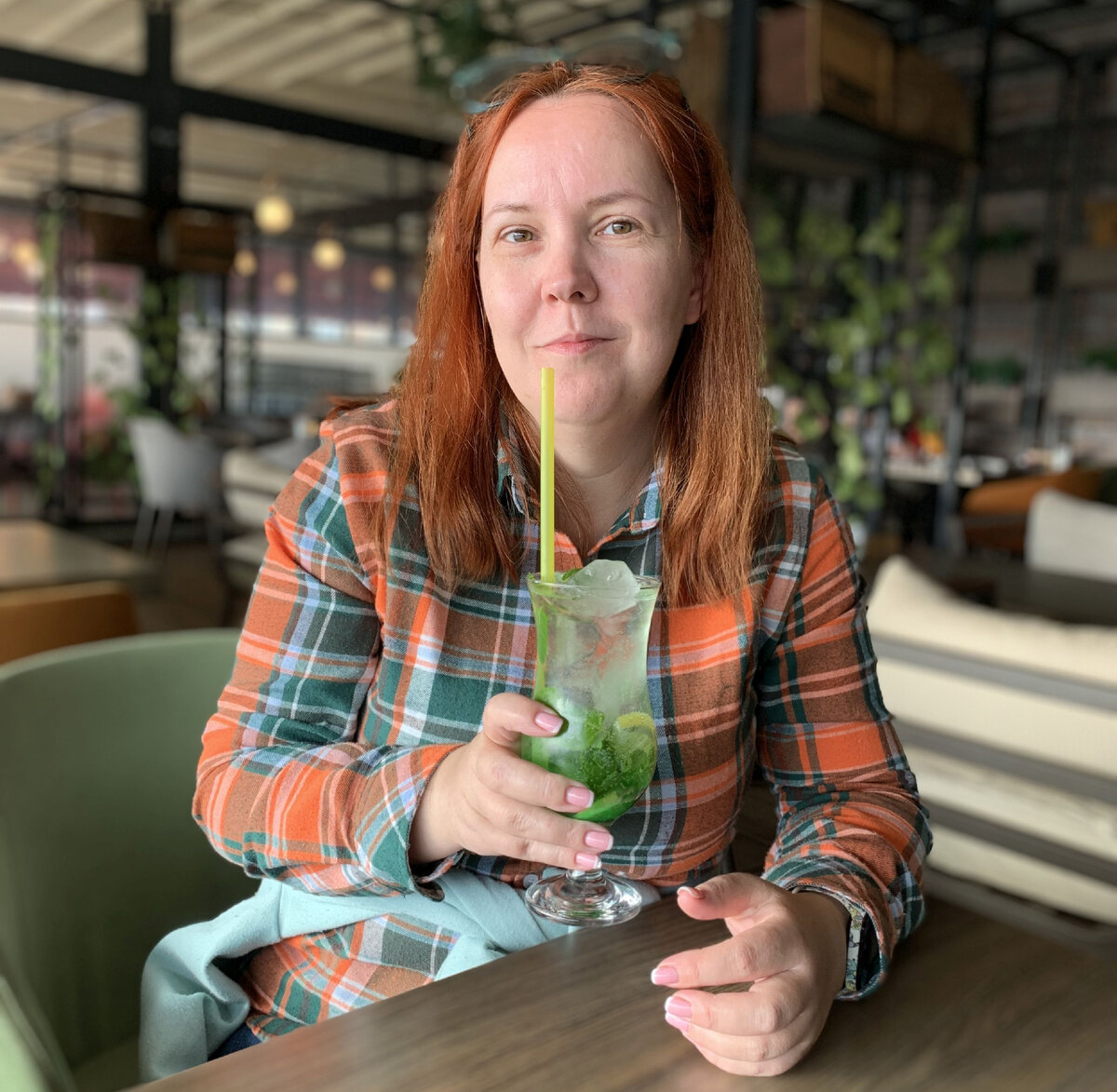 Уставшая, лохматая после похода от отеля до ТЦ, но очень счастливая