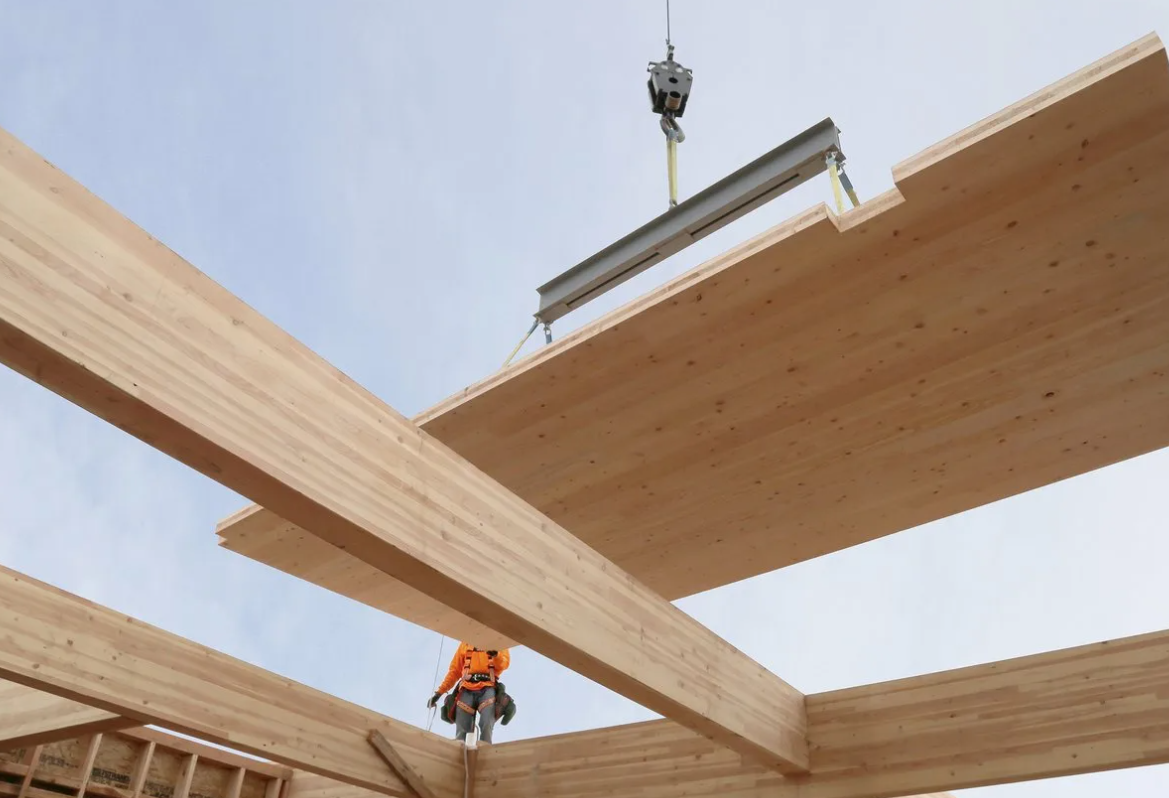 Такая несущая конструкция из CLT может быть изготовлена и для каркасного дома