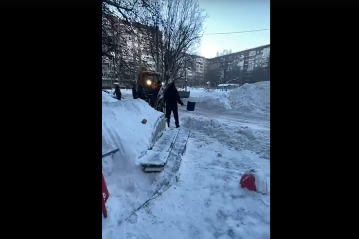    Челябинцы, почистившие двор за свой счёт, обратились к Текслеру