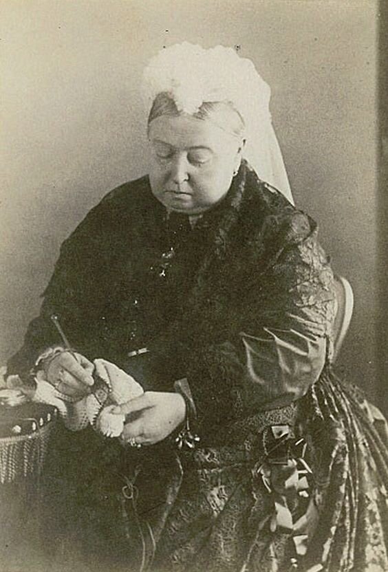 бабушка Виктория вяжет носочки