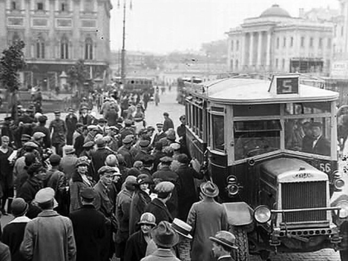 1907 год первый городской автобус. Автобусы Лейланд 1927 год. Первый Московский автобус 1924 год. Автобус Лейланд 1924 г. Первый автобус в Москве 1922.