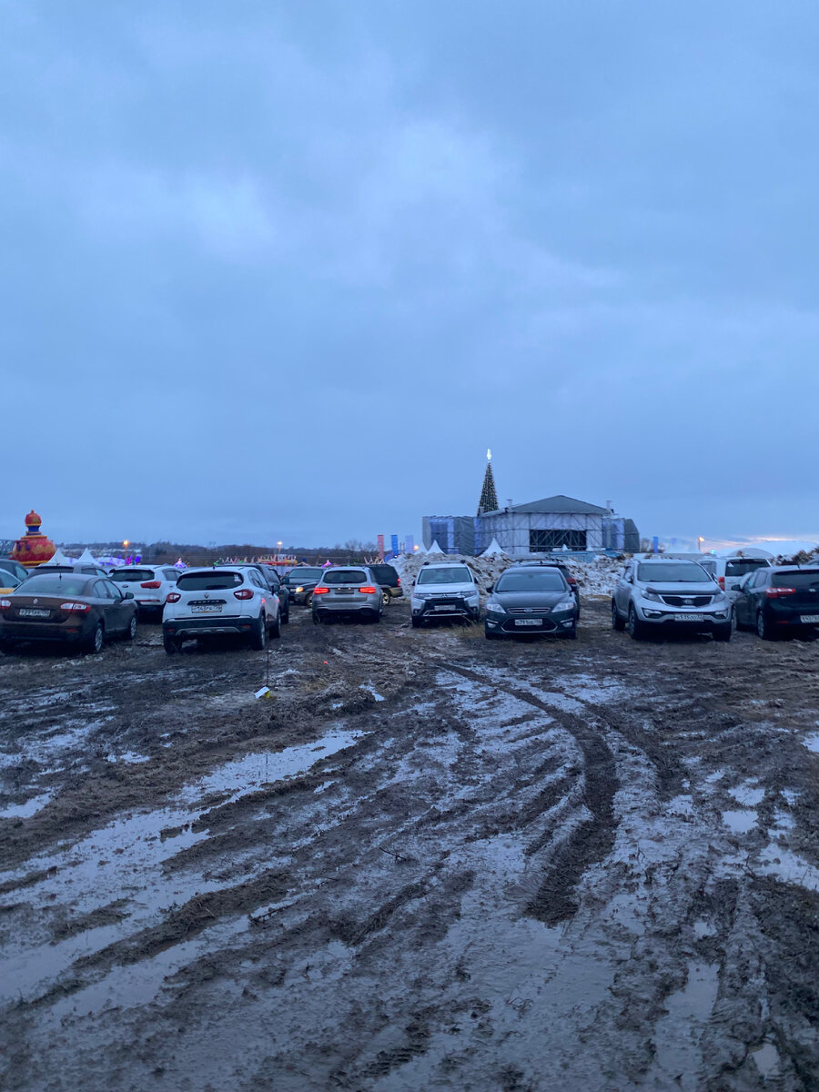 Парковку сделали на поле 