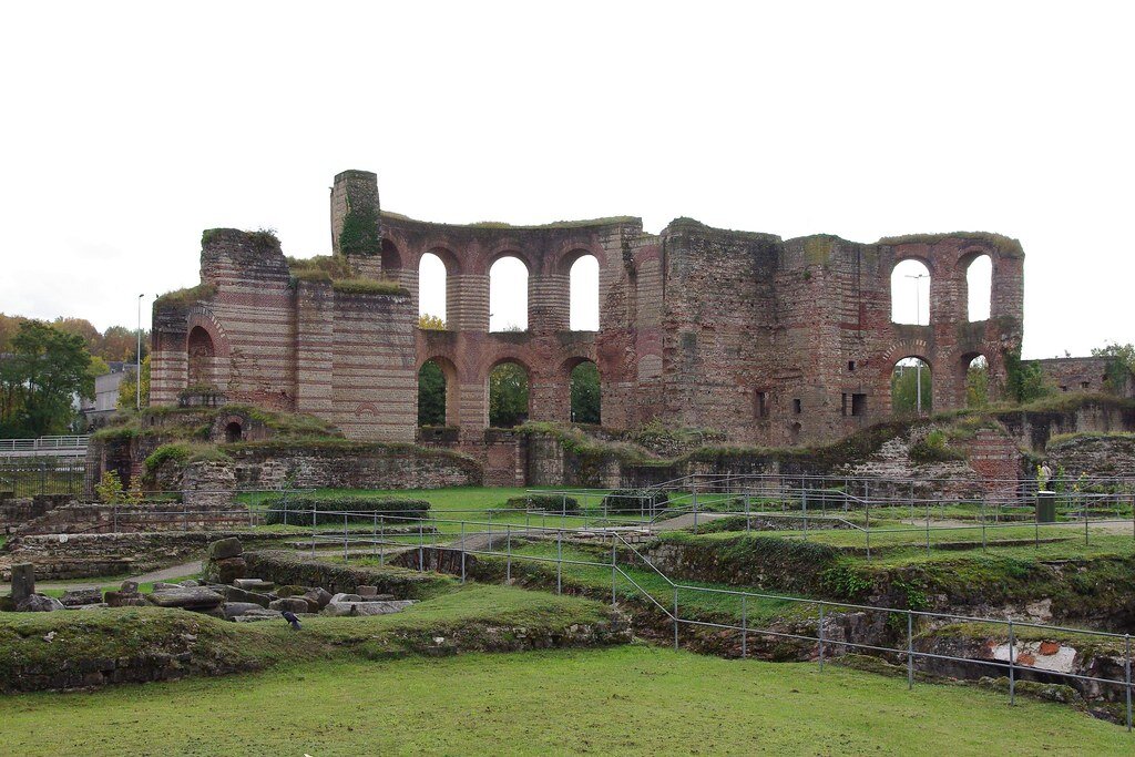 Под комплексом была сеть подземных ходов, используемых персоналом, которые все еще можно увидеть сегодня, вместе с остатками канализационной системы.