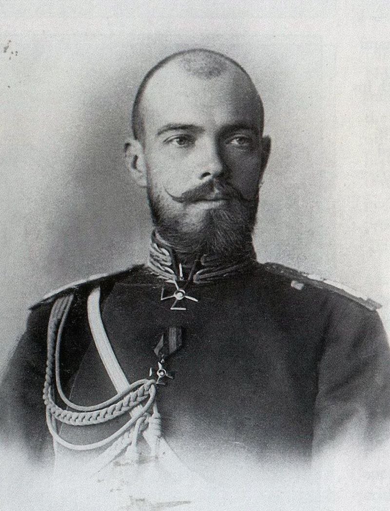 25 июля 1894 года в Петергофе в домовой церкви Большого дворца состоялось венчание великого князя и царской дочери. Живописец, запечатлевший торжество во всех деталях и лицах, на краю рисунка изобразил юношу неожиданно печального для столь радостного дня. Невозможно с точностью утверждать, кого именно изобразил художник Михай Зичи, но доподлинно известно, кто в этот день в этой церкви переживал один из самых несчастных моментов в своей жизни. Младший брат жениха Сергей был давно влюблен в его невесту и теперь потерял её навсегда. Неудачник в любви, он и на военной службе при жизни почти не получит признания. Первая Мировая война не прославит царскую фамилию, но пройдет время, и ветераны той войны, боевые офицеры, вспомнят с благодарностью великого князя Сергея Михайловича Романова, генерал-инспектора русской артиллерии.
Великий князь Сергей Михайлович появился на свет 25 сентября 1869 года в Грузии, в родовом имении близ Боржоми. Его мать- Ольга Фёдоровна, урожденная Цецилия Августа, принцесса Баденская; отец- великий князь Михаил Николаевич, наместник русского императора на Кавказе и главнокомандующий Кавказской армией. Незадолго до рождения своего пятого сына Сергея он сумел победоносно закончить 60-летнюю войну с горцами и своих сыновей великий князь воспитывал как наследников этой воинственной земли, в суровой спартанской обстановке. С 7-летнего возраста жизнь Сергея Михайловича и его братьев была подобна прохождению воинской службы в полку. Они спали на тончайших матрасах, положенных на деревянные доски; их день, как в армии, начинался подъемом в 6 часов утра; после молитвы-холодная ванна; завтрак состоял из чая, хлеба и масла; затем гимнастика и боевая подготовка; 7 часов в день-иностранные языки и общее образование. За малейшую провинность ставили на колени в угол. Жалобы детей, даже справедливые, приводили к новым наказаниям.
В 1881 году, когда Сергею было всего 11 лет, его семья, прожившая на Кавказе два десятилетия, переехала в Санкт-Петербург. Великий князь Михаил Николаевич назначен председателем Госсовета, а его сыновья с любопытством начинают осваиваться в новой, столичной жизни.
Братья Сергей и Александр Михайловичи близки по возрасту с наследником престола Николаем, по-семейному, Ники. Они быстро с ним подружились и часто бывают в загородных императорских резиденциях. Александр III предпочитает жить в отдалении от столицы, избегая придворных церемоний и докучливых, вечно что-то просящих родственников, но для детей царские двери всегда открыты.
Самая младшая в августейшей детской компании-Ксения, сестра наследника престола. От мальчишек её отличала только юбка. И даже превращаясь в ослепительную красавицу, она удивительно сохранила в общении товарищескую простоту, чем очень нравилась юному Сергею, который совершенно терялся перед женским полом.
Зато великий князь очень способен к точным наукам. Он-единственный из шестерых сыновей исполнил мечту своего отца и решил стать артиллеристом. 18 лет отроду Сергей Михайлович блестяще сдает экзамены в Михайловское артиллерийское училище.
Первые годы Сергей Михайлович обучается на дому, но старшие курсы проводит в училище наравне с другими юнкерами. Как и все, чеканит шаг на плацу, выкатывает на позиции орудия, несет караульную службу.  10 августа 1889 года в присутствии императора состоялось торжественное производство юнкеров в офицеры.
 Подпоручик Сергей Романов поступает на службу в лейб-гвардейскую бригаду конной артиллерии. Здесь великий князь не чурается никакой офицерской работы. Однажды на военных сборах Сергею Михайловичу поручили заготовку фуража для 2ой батареи, в которой он служил. Великий князь необычайно быстро выполнил задачу; вот только 1ая батарея осталась совсем без сена. Стали разбираться и оказалось, что Сергей Михайлович, закупая фураж, выдавал поставщикам свидетельства за собственной подписью. Прослышав об этом, все крестьяне повезли излишки сена во 2ую батарею. Документ, подписанный самим великим князем, хранили в избах на почетном месте.
Квартирует 2ая батарея рядом с Михайловкой, родовым имением великого князя, неподалеку от Петергофа. Это позволяет Сергею Михайловичу часть видеться с другом Ники, а главное- с его сестрой Ксенией. Однако, она с куда большим интересом относится к старшему брату Сергея Александру: он, морской офицер, прошел два кругосветных плавания, повидал мир. 
В 1890 году Александр намерен отправиться на собственной яхте «Тамара» в далекое путешествие, и Сергей горячо уговаривает взять его с собой. Братья были на Цейлоне, в Индии, в Сингапуре, где Сергей, оставаясь в тени, был первым помощником и правой рукой Александра. 
По возвращении братьев на родину, царская дочь Ксения окончательно отдает предпочтение бравому мореходу и охотнику Александру. В роскошных петергофских интерьерах молодые сыграли свадьбу.  Для застенчивого однолюба Сергея это трагедия.
Весной того же года состоялось сватовство наследника престола. Друг Ники навсегда расстается с балериной Матильдой Кшесинской и просит Сергея Михайловича позаботиться о ней.  Матильда Феликсовна впоследствии вспоминала: «Никогда я не испытывала к нему чувства, которое можно было бы сравнить с моим чувством к Ники. Но всем своим отношением он завоевал мое сердце, и я искренне его полюбила. Тем верным другом, каким он показал себя в эти дни, он остался на всю жизнь…». 
Летом балерина снимала дачу в Стрельне, неподалеку от Михайловки. Однажды, во время прогулки она увидела выставленный на продажу уютный дом с большим садом. Матильде он очень понравился. Великий князь, заметив это, купил дачу и подарил балерине на день рождения. И в этом же году она сделала ему ответный дар. Это был небольшой медальон, на котором было начертано ее уменьшительное имя «Маля»- им пользовался очень узкий круг лиц. Великий князь был счастлив.
Матильда Кшесинская окружает Сергея Михайловича заботой и лаской. Она никогда ничего не просит-может лишь иногда пожаловаться на интриги балетного мира.  Ради своей Малечки неискушенный в искусствах великий князь становится президентом Русского театрального общества и всегда заступается за возлюбленную.
Но делом всей жизни для великого князя остается артиллерия. Однажды, на маневрах в Красном Селе, командуя своей 2ой батареей, Сергей Михайлович пришел в ярость от наглости кавалерии. Лихие конники бесстрашно атаковали и захватывали его батарею, зная, что пушки стреляют холостыми. Великий князь потребовал устроить для кавалерийского начальства показательный урок: на следующее утро с фланга с короткой дистанции на его батарею пустили движущиеся мишени, имитирующие конницу. Артиллеристы мгновенно развернули пушки и открыли шквальный огонь. Когда мишени доехали до батареи, оказалось, что шрапнели превратили их в решето. С тех пор кавалеристы относились к артиллерии с большим уважением.
Великий князь, надев солдатский фартук, своими руками разбирал и собирал новые орудийные системы, вникая во все детали. Обладая прекрасным математическим умом, он одним из первых оценил перспективы стрельбы с закрытых позиций с помощью угломеров и дальномеров.  Так, артиллерия способна наносить удары, оставаясь невидимой для противника. Но в войсках это новшество встретили в штыки: говорили, что пехота будет чувствовать себя брошенной своей артиллерией. Многие артиллеристы тоже против: им тяжело переучиваться стрелять вслепую, используя мудреные приборы.
Переломить ситуацию удается, когда началась война с Японией. Сергей Михайлович добивается новой должности инспектора артиллерии. Отныне он отвечает за боевую подготовку артиллеристов, без устали колесит по стране, проводя учения и смотры. Выдвигает на командные посты не старейших, а достойнейших.
Обиженные Сергеем Михайловичем говорили, что он ведет себя надменно, холодно и вообще презирает людей. 
Генерал-инспектор, как умел, воспитывал артиллеристов будущего. Он основал Крепостное артиллерийское училище в Одессе и Сергиевское училище в Киеве, создал самый современный полигон под Лугой.
Холмистый рельеф полигона идеально походил для тренировки стрельбы с закрытых позиций, а огромная площадь позволяла отрабатывать массированные удары артиллерии. Великий князь готовил офицеров к битвам XX века, в которых артиллерия станет богом войны.  И когда грянула Первая Мировая, русские пушки били без промаха.
В августе 1914 начальник штаба Верховного Главнокомандующего Николай Янушкевич докладывал: «Вся тяжесть современных боев-на артиллерии…Стреляет она великолепно!». 
Когда успехи начала великой войны сменились снарядным голодом великий князь вызвался на пост председателя Особой распорядительной комиссии, призванной обеспечить русскую артиллерию боеприпасами. Его личный авторитет и высочайший титул творили чудеса: производство боеприпасов стало заметно расти. Это очень не понравилось фабрикантам и спекулянтам, получавшим сверхприбыли на снарядном голоде. 
14 апреля 1915 года грандиозный взрыв потряс Охтинский завод взрывчатых веществ. Говорили о германских шпионах, но расследование установило преступное нарушение техники безопасности или действия врага внутреннего. 
Сразу после взрыва началась атака на великого князя. Общественные деятели, включая депутатов Госдумы, попытались свалить на него многие довоенные упущения в снабжении боеприпасами, обвиняли в злоупотреблениях, хотя генерал-инспектор артиллерии по должности снабжением не занимался. Он отвечал за боевую подготовку и кадровый состав офицеров. Понимая это, додумались, что коррупцией в артиллерийском ведомстве верховодила балерина Кшесинская. Нелепая сплетня упала на благодатную почву; императрица недолюбливала Сергея Михайловича за острый язык и связь с бывшей возлюбленной ее мужа. Царским указом Особая распорядительная комиссия была распущена- ее место заняло Особое совещание, состоящее, в большинстве, из общественных деятелей.  Все заслуги великого князя думские ораторы припишут себе, объявят себя спасителями армии от снарядного голода. А генерал-инспектор оказался под прицелом Верховной комиссии, призванной выявить виновных в провале снабжения армии. Искали долго и тщательно, но никакой вины за Сергеем Михайловичем так и не нашли.
Впрочем, слухи о злоупотреблениях балерины и великого князя только множились, а к февральской революции воспринимались как непреложная истина. Даже старший брат Сергея Михайловича Николай потребовал от него прекратить отношения с Кшесинской, но получил категоричный ответ: « То, что ты пишешь о Малечке, ужасно. Я не знаю, кто против нас озлоблен, но клянусь, что за ней нет ни одного преступления…Ты пишешь, чтобы я не смел с ней видеться…Что же я- подлец? Брошу свою жену гражданскую? Нет, я всю жизнь был честным и благородным-таким и останусь».
Свержение монархии вынудило великого князя уйти в отставку с поста инспектора артиллерии. Зато теперь, когда рухнули сословные предрассудки, он сможет теперь узаконить отношения с любимой Малечкой. Едва вернувшись в Петроград, Сергей Михайлович бросился к ней и сделал официальное предложение. Ответ был убийственнее немецкой шрапнели. Матильда отказала: она любит другого великого князя, помоложе; Андрей Владимирович ждет ее в Кисловодске.
В июле 1917 года Матильда Кшесинская уехала в Кисловодск. Она вспоминала: « Когда мы отъезжали от Николаевского вокзала, я увидела Сергея Михайловича. Он одиноко стоял на перроне и провожал удалявшийся поезд взглядом, полным тоски и боли».
В апреле 1918 года большевики выслали великого князя из Петрограда на Урал. В ночь на 18 июля, на следующий день после расстрела царской семьи, Сергей Михайлович вместе с великой княгиней Елизаветой Федоровной и другими членами Дома Романовых были казнены неподалеку от Алапаевска.
Жертвы той расправы вошли в историю как алапаевские мученики. Однако, Сергей Михайлович погиб не мучеником, а солдатом. Высокий, под 2 метра ростом, он схватил за горло одного из палачей и был убит выстрелом в голову. Всех остальных скинули в полузатопленную шахту живыми и забросали гранатами. Матильде Кшесинской передали найденный у великого князя ее давний подарок-медальон с надписью «Маля».
В 1948 году вышел в свет четырехтомный труд «Артиллерия русской армии». Имя Сергея Михайловича в советской книге почти не упоминается. Великого князя называют по должности: генерал-инспектор. Но заслуги его помнят: «Русская артиллерия мировой войны стояла на должной высоте. В отношении столь хорошей подготовки она обязана была своему генерал-инспектору, который в течение десятилетия перед войной все свои знания и свое большое искусство в артиллерийской стрельбе, все свое внимание отдавал боевой подготовке артиллерии».






