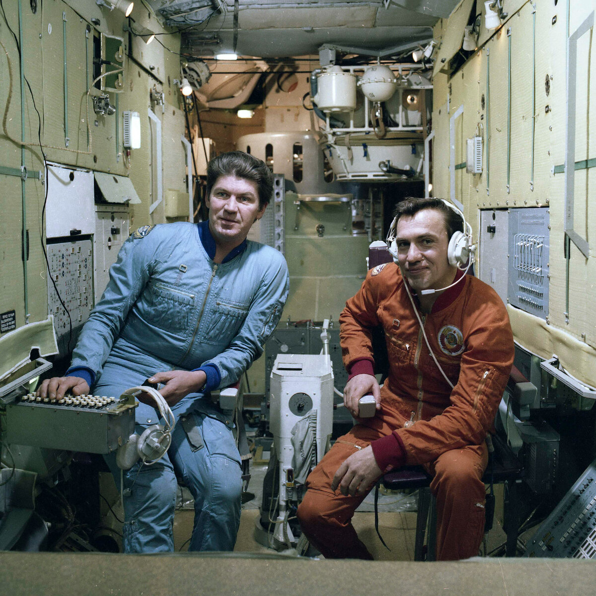 Советская станция в космосе. Космонавты Попов и Рюмин.