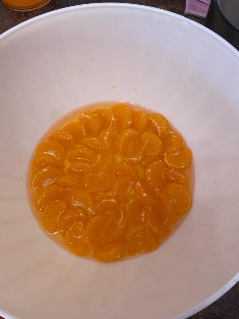 Дольки заливаем желе, сначала немного, листаем галерею