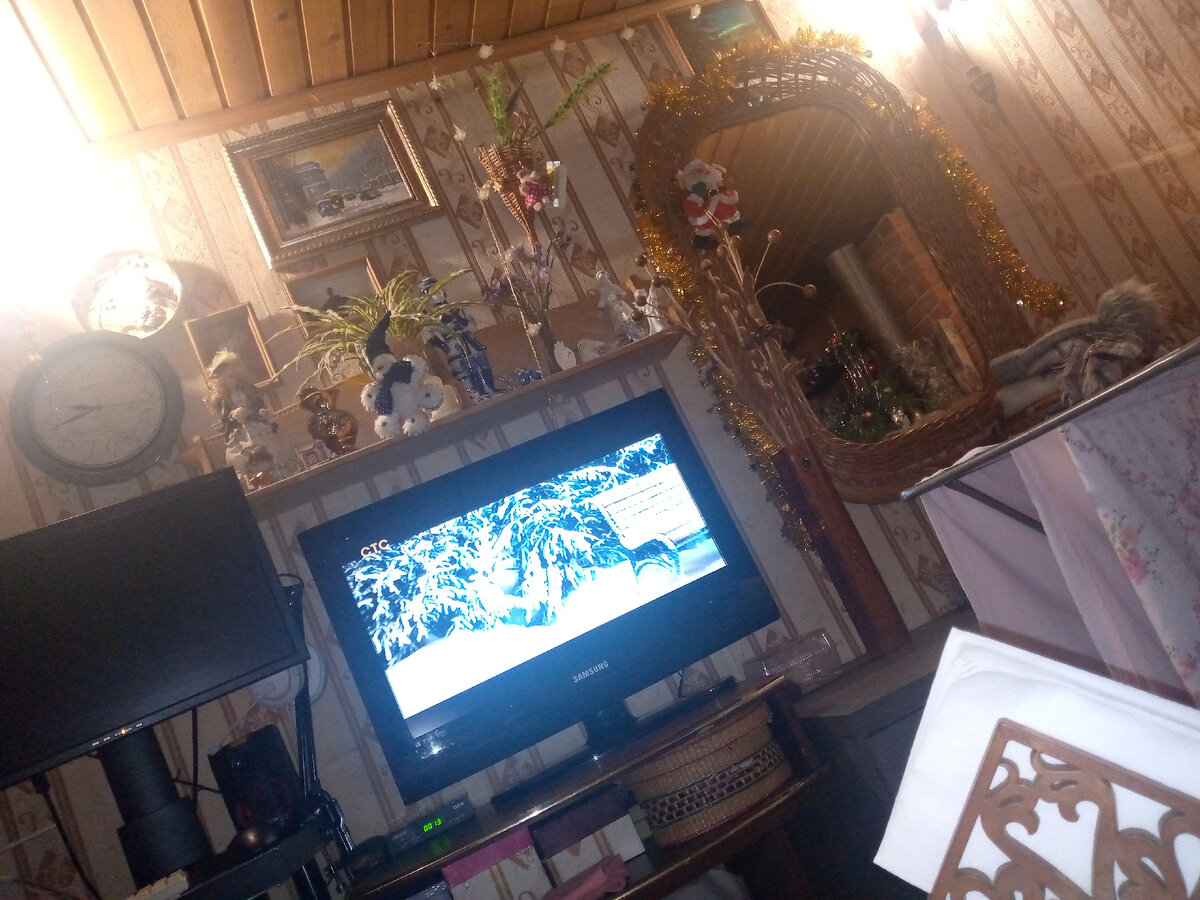 Лежу под телевизор.