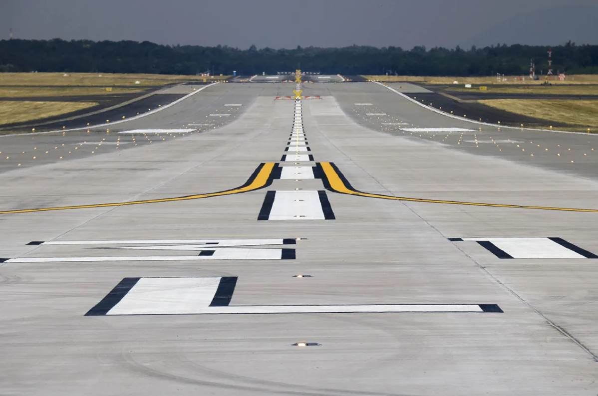 Сколько полос в аэропорту. Взлетно посадочная. Runway. Airport Runway. Runway at the Airport.