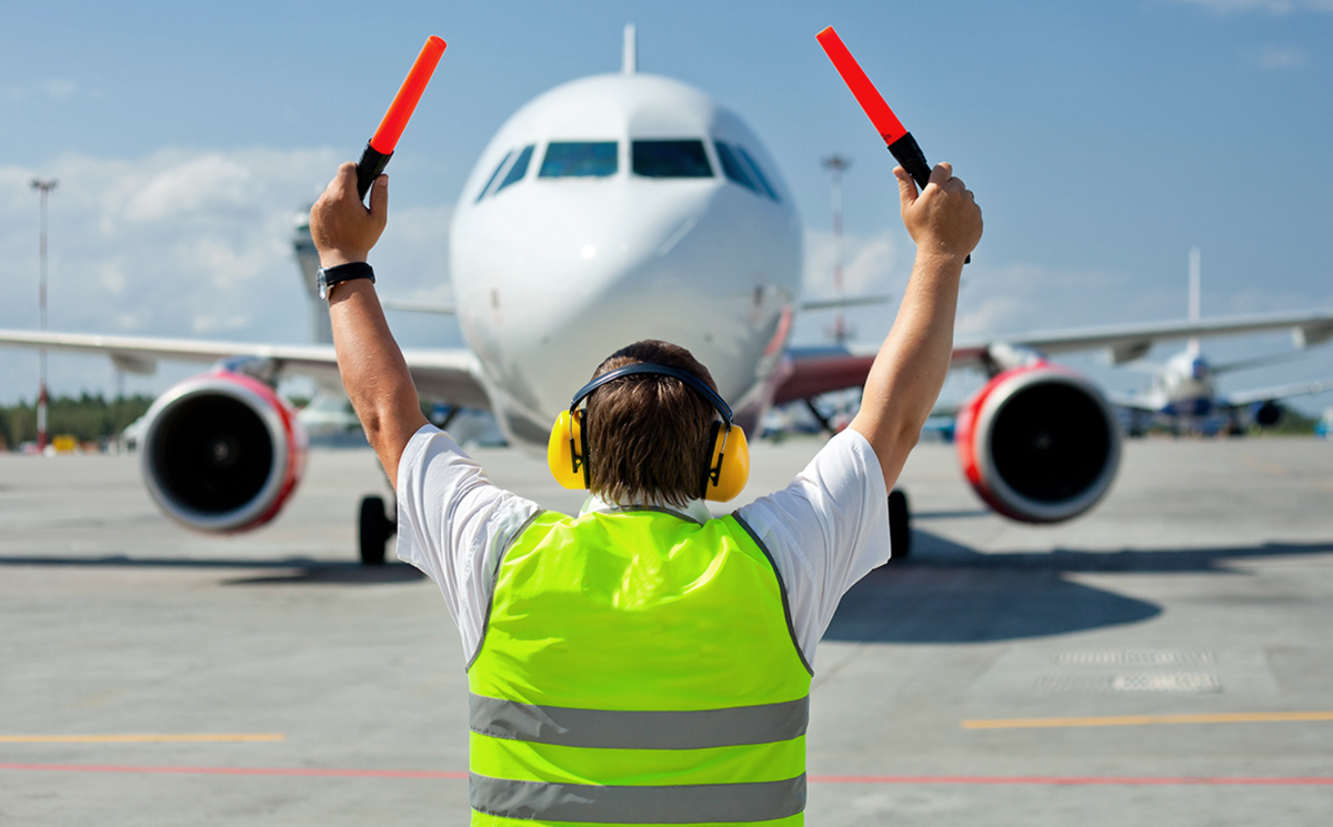 Flight en. Человек на взлетной полосе. Самолет и аэропорт. Встреча самолета. Самолет перед взлетом.