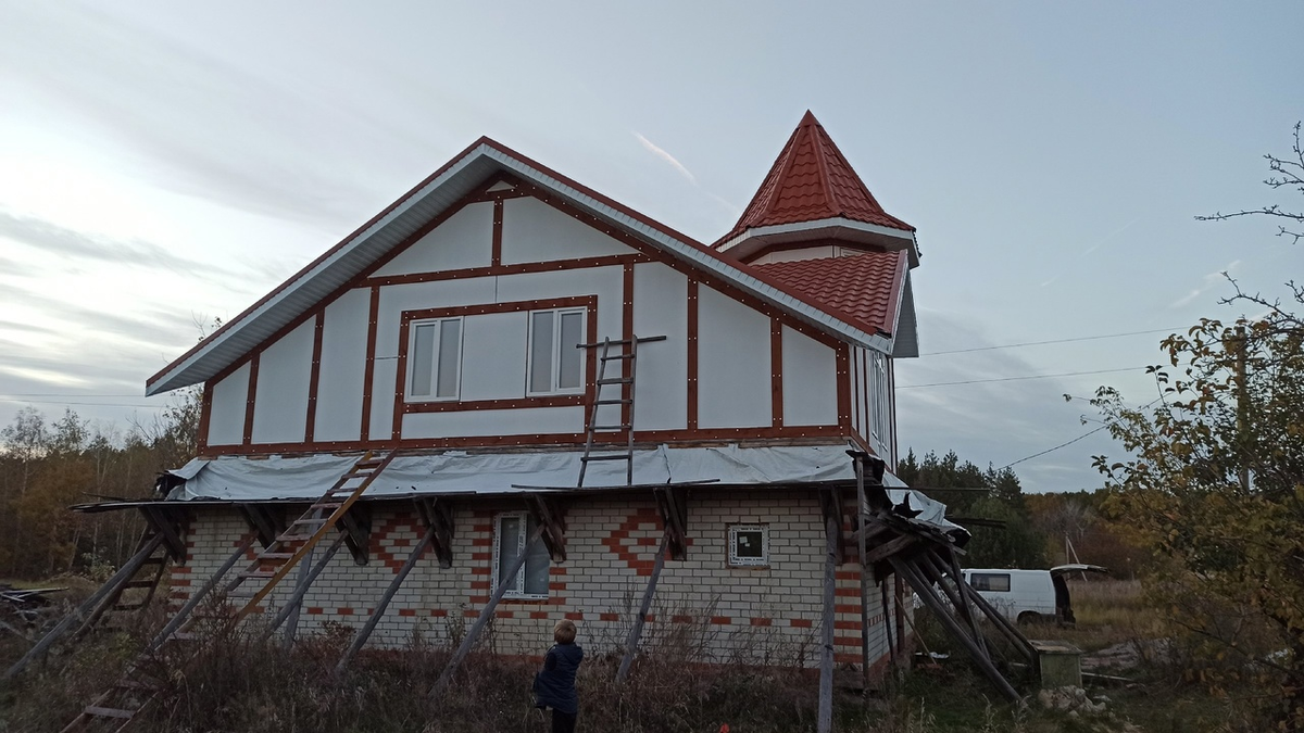 Привет! Меня зовут Александр, вместе с моей женой Катериной мы живем в деревне, растим детей и строим себе дом. Наша стройка длится уже много лет.