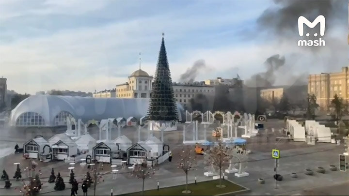 РАКЕТНЫЙ УДАР ПРИШЁЛСЯ ПО ЦЕНТРУ БЕЛГОРОДА, ГДЕ В ЭТОТ МОМЕНТ БЫЛО МНОГО ЛЮДЕЙ И ГУЛЯЛИ ДЕТИ. СКРИНШОТ КАДРА ВИДЕО ТГ-КАНАЛА MASH