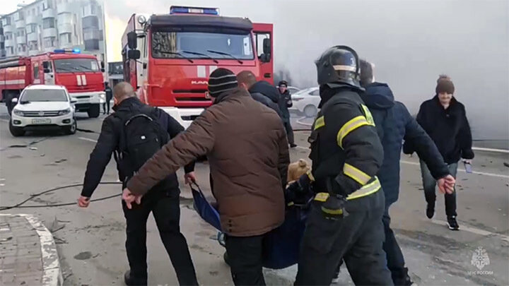 Эвакуация раненой женщины в Белгороде. Скриншот кадра видео МЧС России