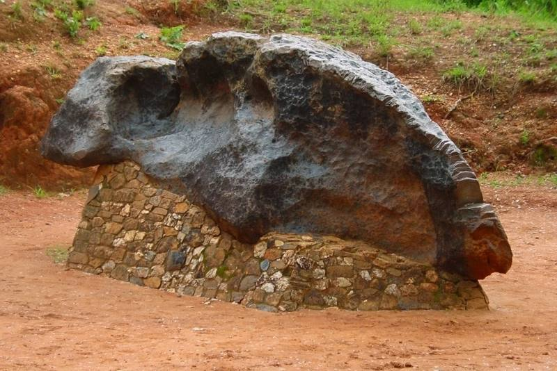 В США существует крупнейший метеорит весом 15,5 тонн, состоящий из железа и никеля, известный как Вилламетт. Однако не было обнаружено ударного кратера, связанного с его падением.-2
