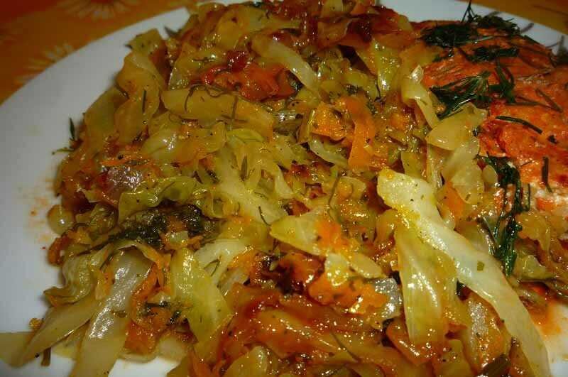 Жареная капуста на сковороде с луком. Самая вкусная жареная капуста. Блюда с жареной капустой. Капуста жарен. Капуста жареная дольками.