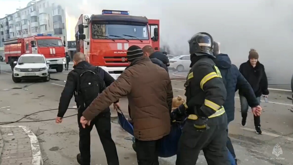 ОЧЕВИДЦЫ ПОМОГАЮТ СПАСАТЕЛЯМ ВЫТАСКИВАТЬ РАНЕНЫХ. УГРОЗА НОВОГО ОБСТРЕЛА В ЭТОТ МОМЕНТ ОЧЕНЬ ВЕЛИКА. НО СПАСТИ ТЕХ, КТО ПОСТРАДАЛ, - ЗАДАЧА НОМЕР ОДИН. ФОТО: МЧС РОССИИ