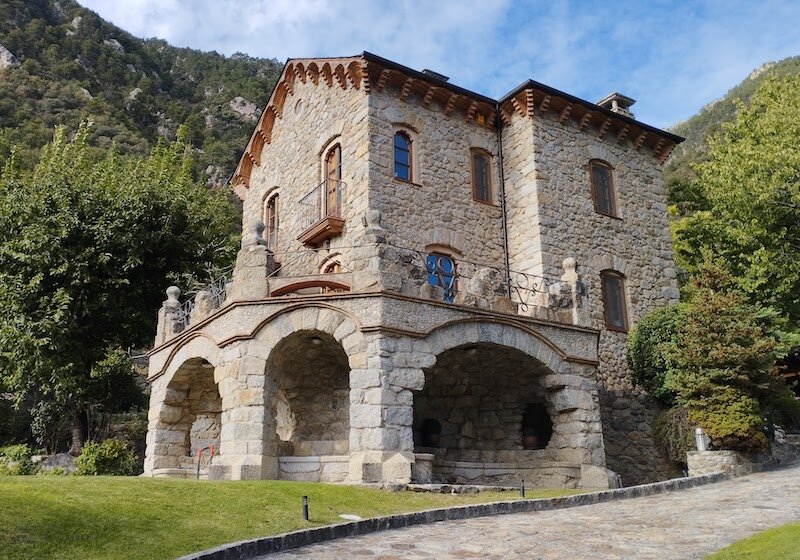 La Torre dels russos. После реставрации 1997 года здание объявлено памятником - не истории, а архитектуры, поскольку это ранняя работа известного каталонского архитектора Cèsar Martinell i Brunet. Оно было построено в 1919 году для одного из русских эмигрантов первой волны. Находится в частной собственности. Фото автора.