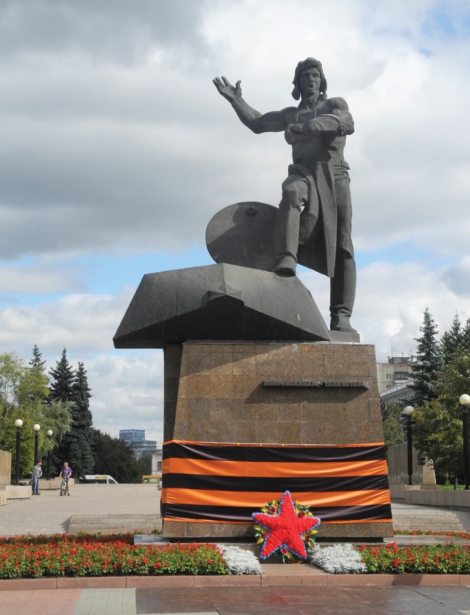 Памятник танкистам добровольцам в Челябинске. Памятник танкисту в Челябинске. Памятник УДТК В Челябинске. Памятник Уральскому добровольческому корпусу в Челябинске.