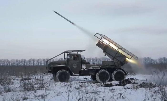 Боевая машина РСЗО 9К51 «Град» оборудованная защитными экранами, на Купянском направлении, источник – Телеграм-канал Военный Осведомитель 