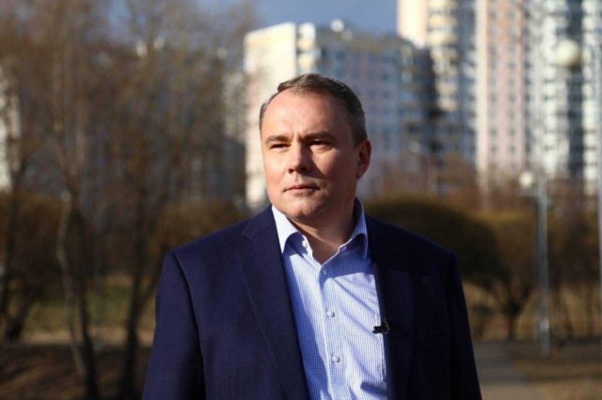    Толстой с посохом и в погонах.
