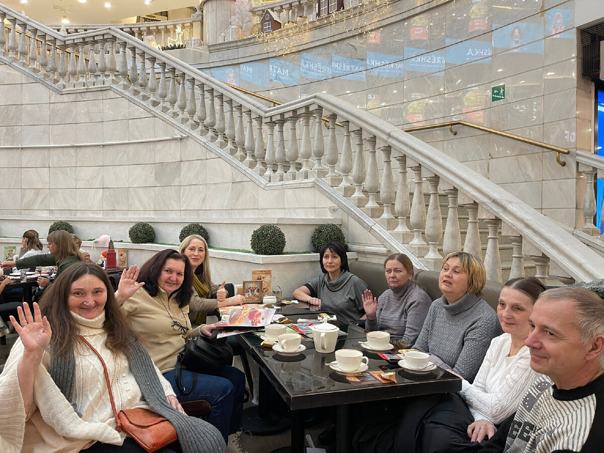 30.12.2023г. Москва, кафе в тц Охотный ряд у фонтана под стеклянным куполом, увенчанным Георгием Победоносцем.  На фото слева направо: Валентина Анатольевна Фатимская, Наталья, Ольга, Елена, Нелли, Эллина, Светлана и Дмитрий. 