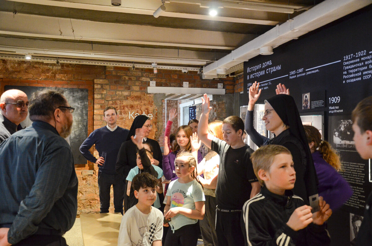 Посетители выставки - дети из сел Белостока и Малиновки Кривошеинского района