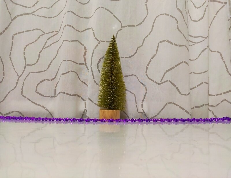 В 2021 году была композиция в портбукетнице из натуральных веток ели со свечками, шарами, бусами, но места занимало много)) 