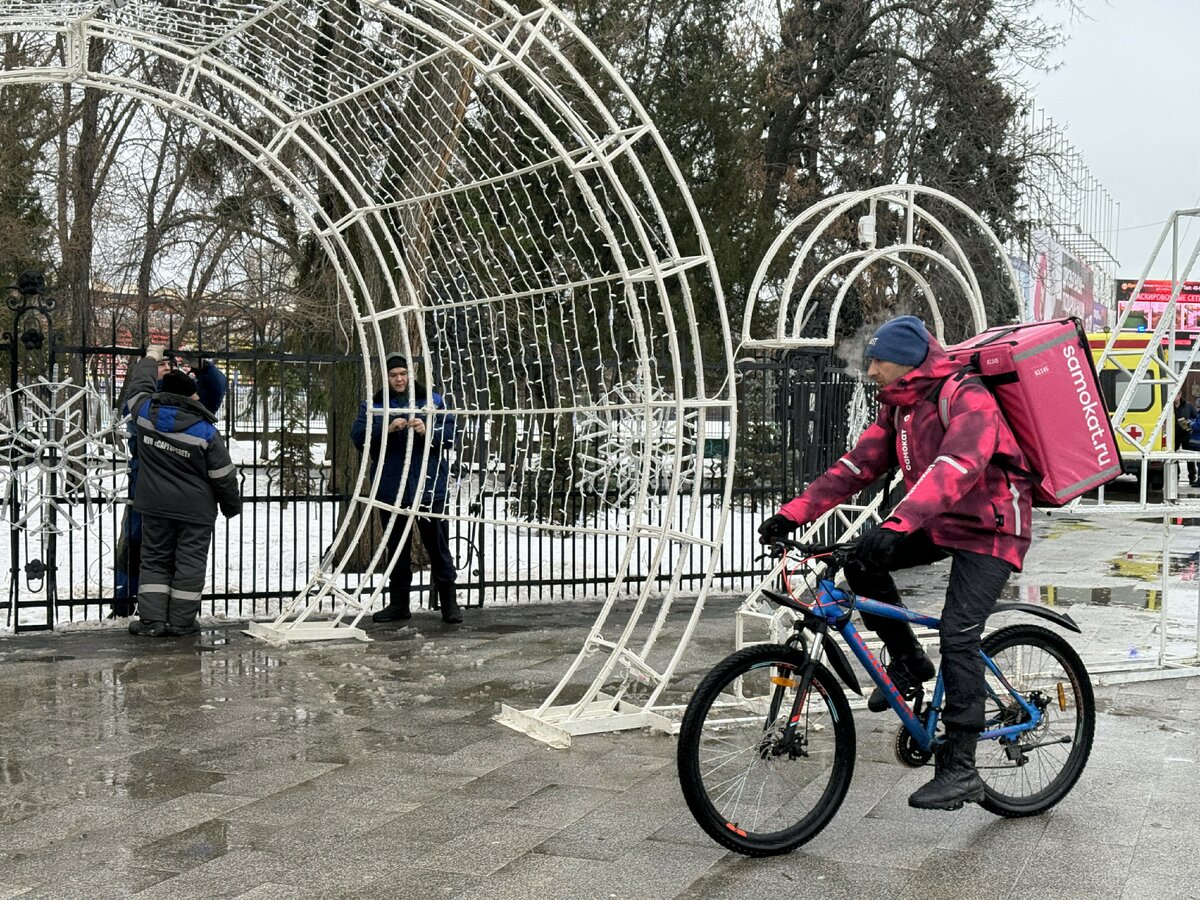 ТАК ВЫ НОВЫЙ ГОД ПРИЕХАЛИ ПРАЗДНОВАТЬ ИЛИ РАБОТАТЬ? ДАВАЙТЕ УЖ ОПРЕДЕЛЯТЬСЯ. ФОТО: © ALEXANDER LEGKY, ALEXANDER LEGKY/GLOBALLOOKPRESS.