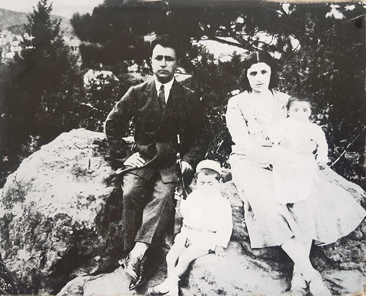 Семья Арифа Меликова (на фото он на руках у матери): отец Джангир муаллим, мать Пюстя ханым и старший брат Салех. Фото: Из архива Амины Меликовой