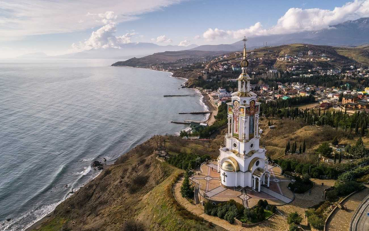 Алушта 23 мая. Храм Маяк Рыбачье Крым. Храм-Маяк Николая Чудотворца в Малореченском. Храм Николая Чудотворца Алушта. Церковь Маяк в Малореченском Крым.