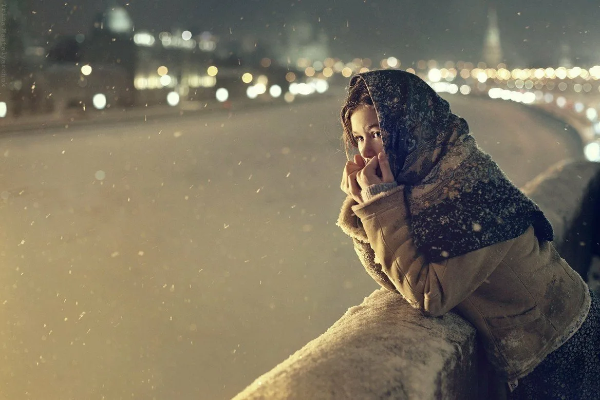 На улице снег на душе. Девушка в снегу. Девушка зимой в городе. Девушка в заснеженном городе. Грустная зима.