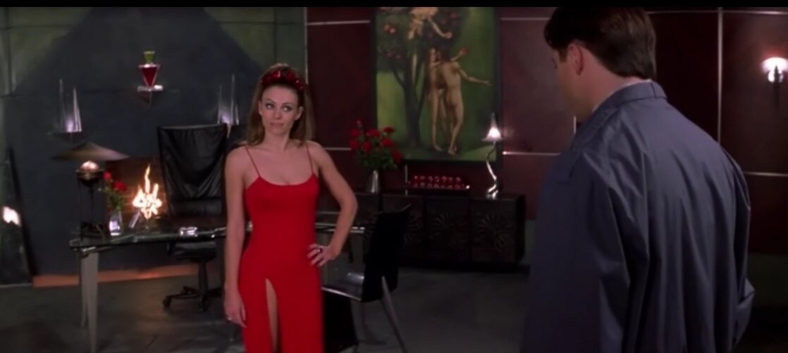 Элизабет Хёрли в роли дьявола