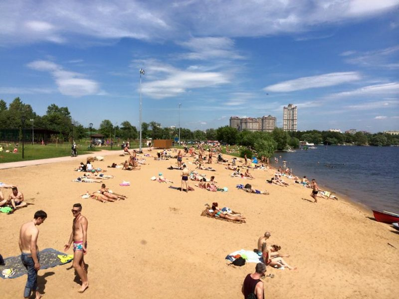 Где поплавать в москве и подмосковье. Пляж Строгино (Строгинский пляж). Строгинская Пойма Строгино пляж. Строгино озеро пляж. Строгино Затон пляж.