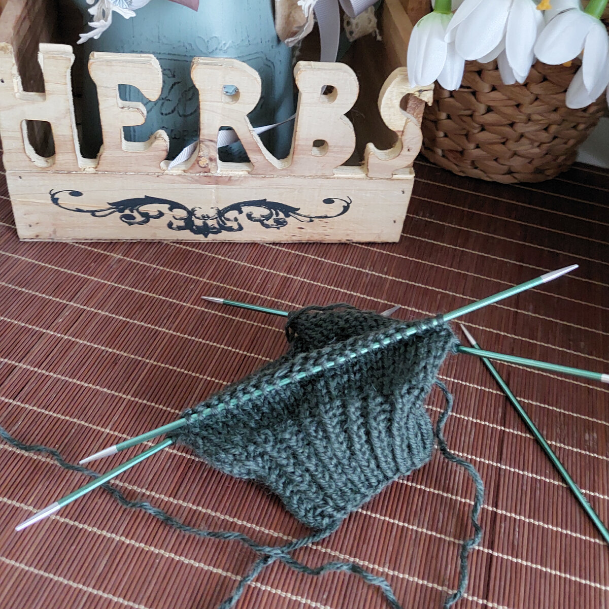 Петли распределить на три чулочные спицы.