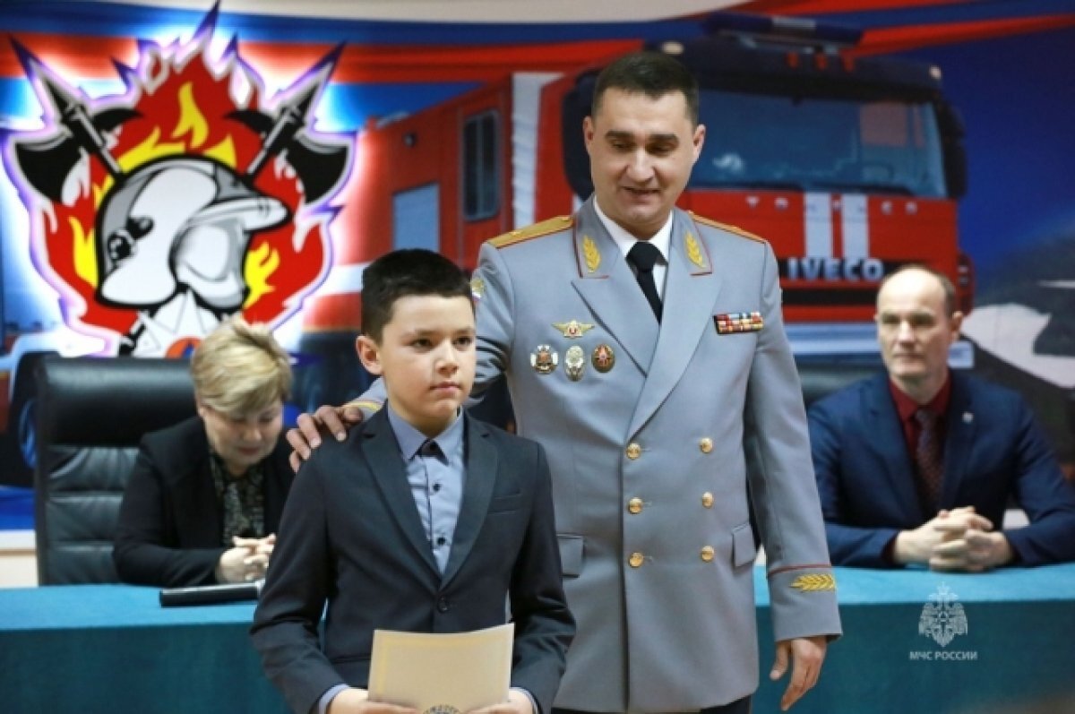    Камчатцам, которые спасли девочку в бассейне, вручили медали и грамоты