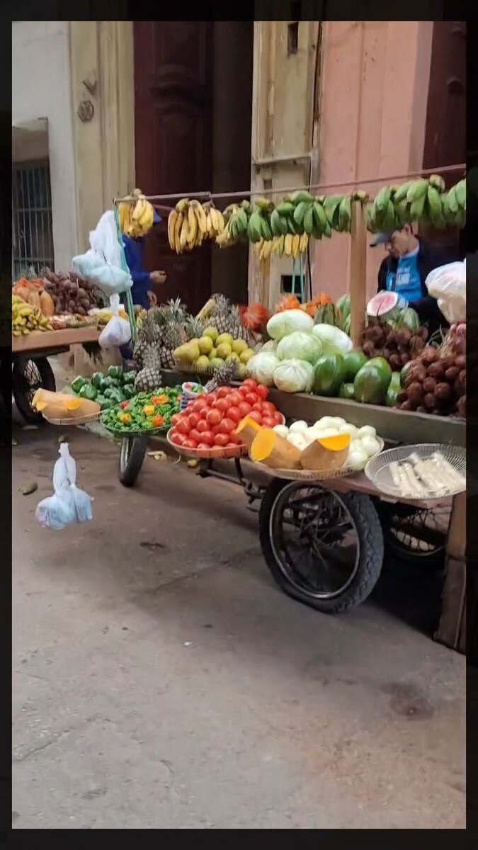 Самая богатая тележка фруктов и овощей на районе. Чем дальше от центра, тем мне они показались беднее.