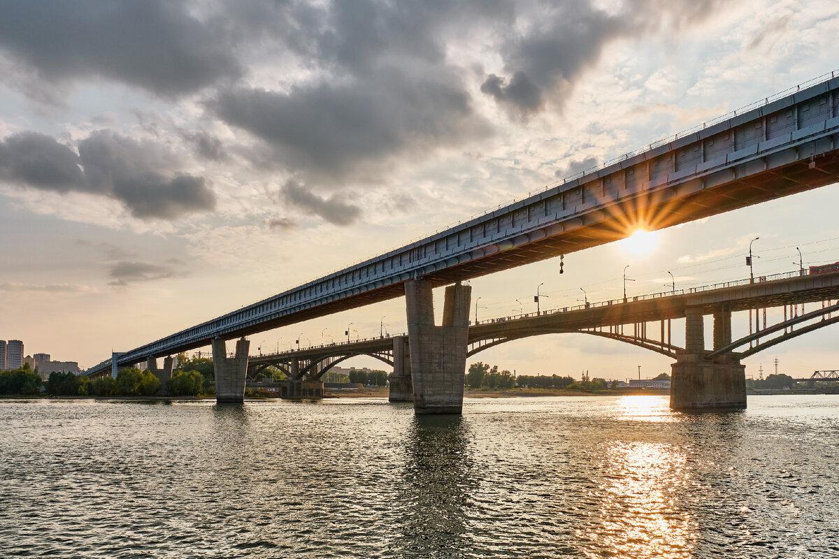 Памятник мосту в Новосибирске