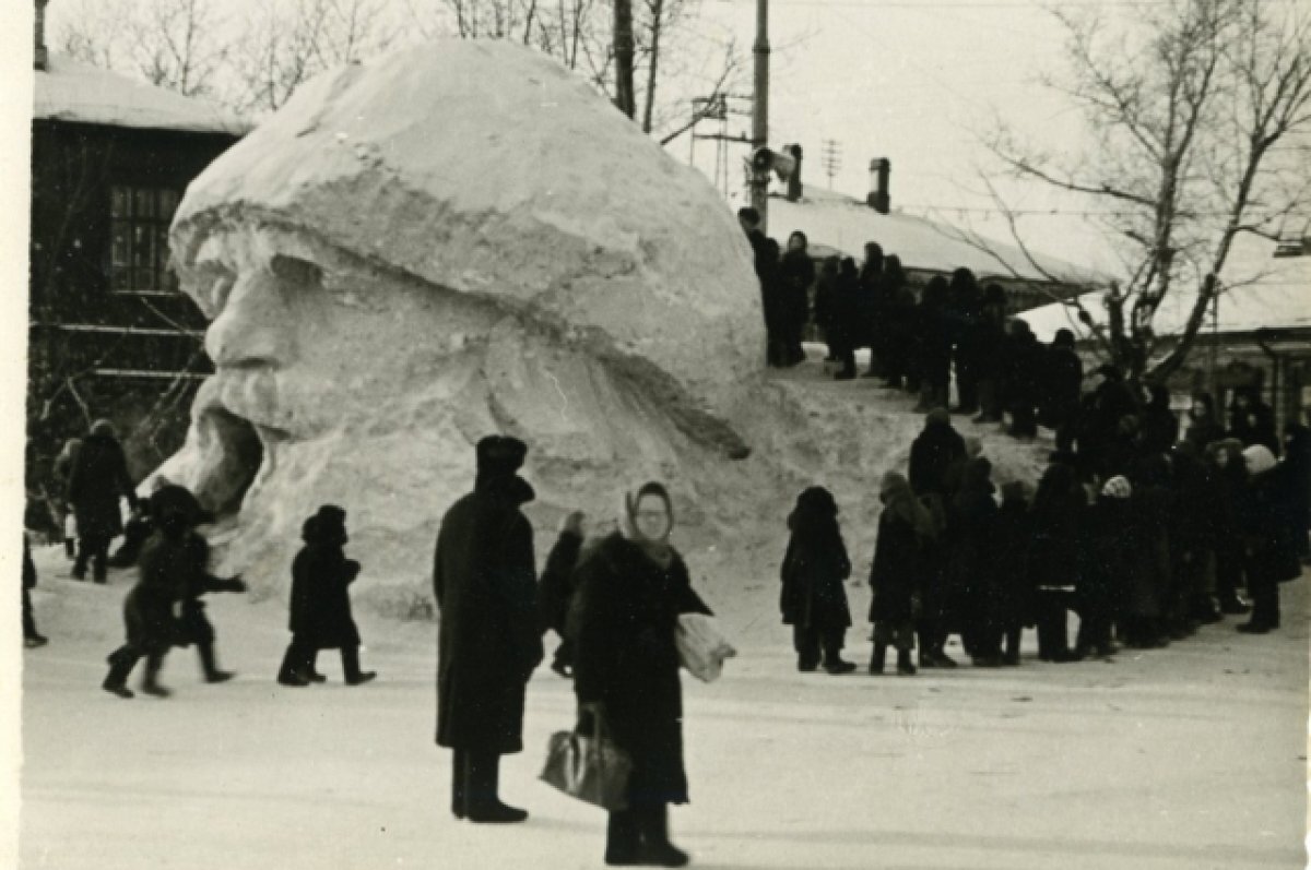    В Барнауле к празднику устраивалось много горок и катков.