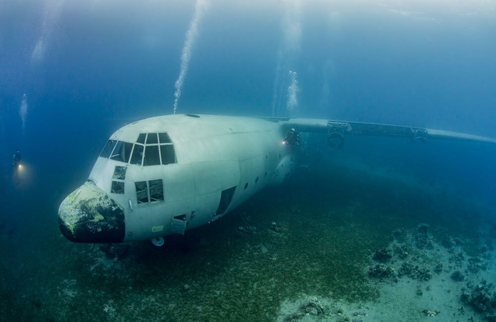 Мир затопили в тихом океане. Подводный музей Акаба. Затонувший самолет Акаба. Дайвинг самолет затонул. Затонувшие корабли в океане.