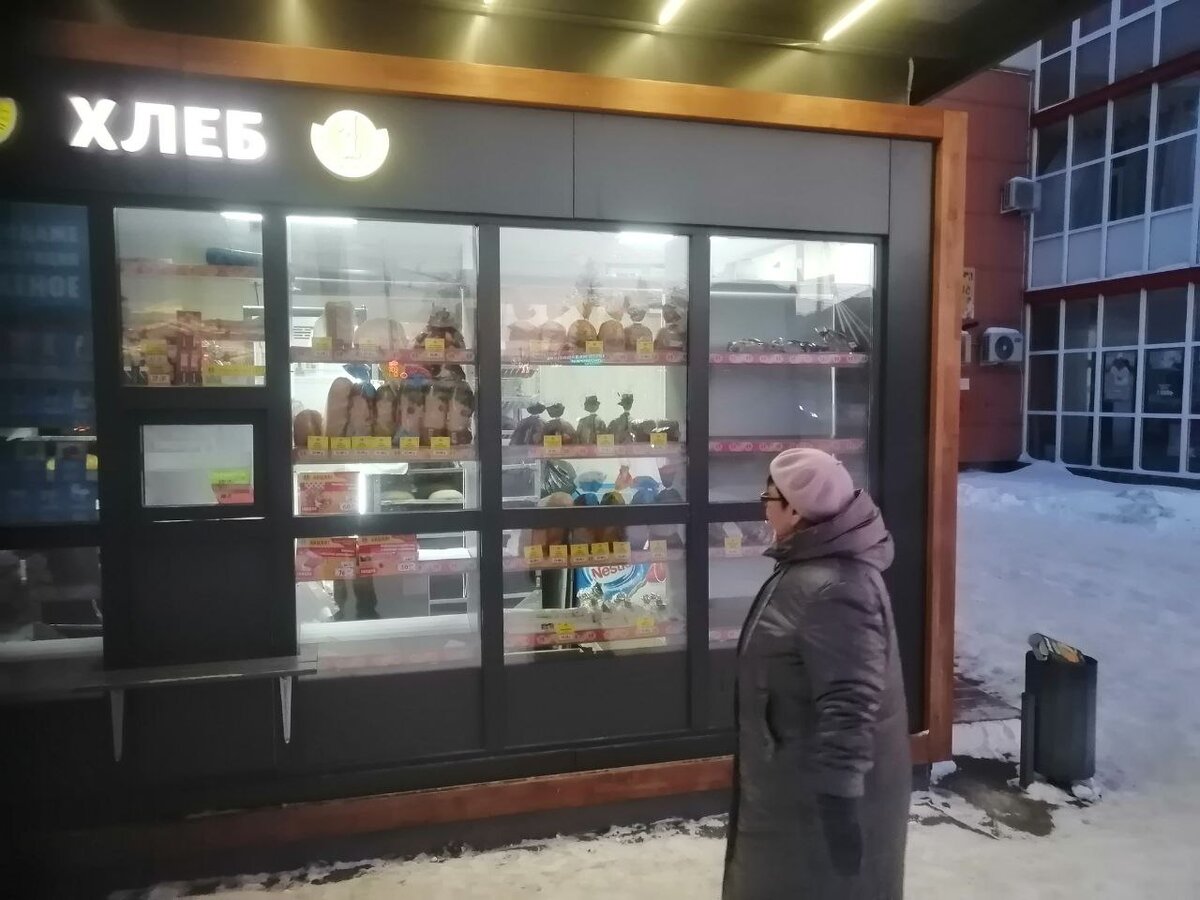 Идите в ларьки! Там хлеб есть.