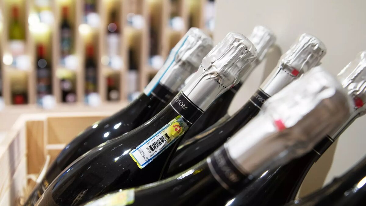     Запрет на продажу спиртных напитков в республики вводится не впервые и продлится несколько дней. Известно в какие дни и в какое время.