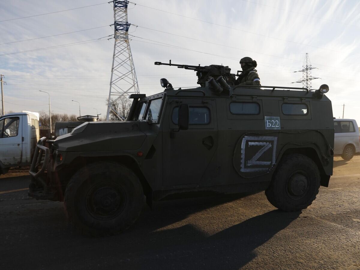    Бронеавтомобиль "Тигр-М" на шоссе возле границы с Украиной в Белгородской области© РИА Новости / Антон Вергун