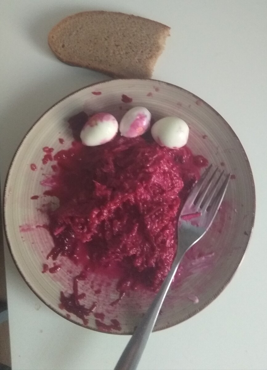 Бутерброд в кадр не вошёл, т.к. изначально я планировала только салатом позавтракать 