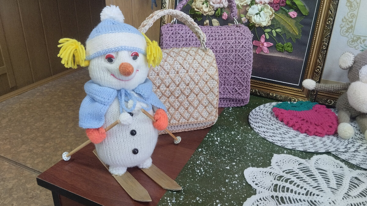 Обратите внимание на сумочки. 