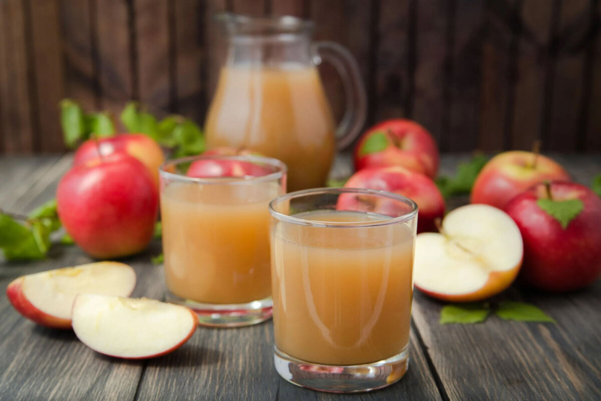 Сок пью вкусный. Яблочный сок. Натуральный яблочный сок. Свежевыжатый яблочный сок. Свежевыжатый сок из яблок.