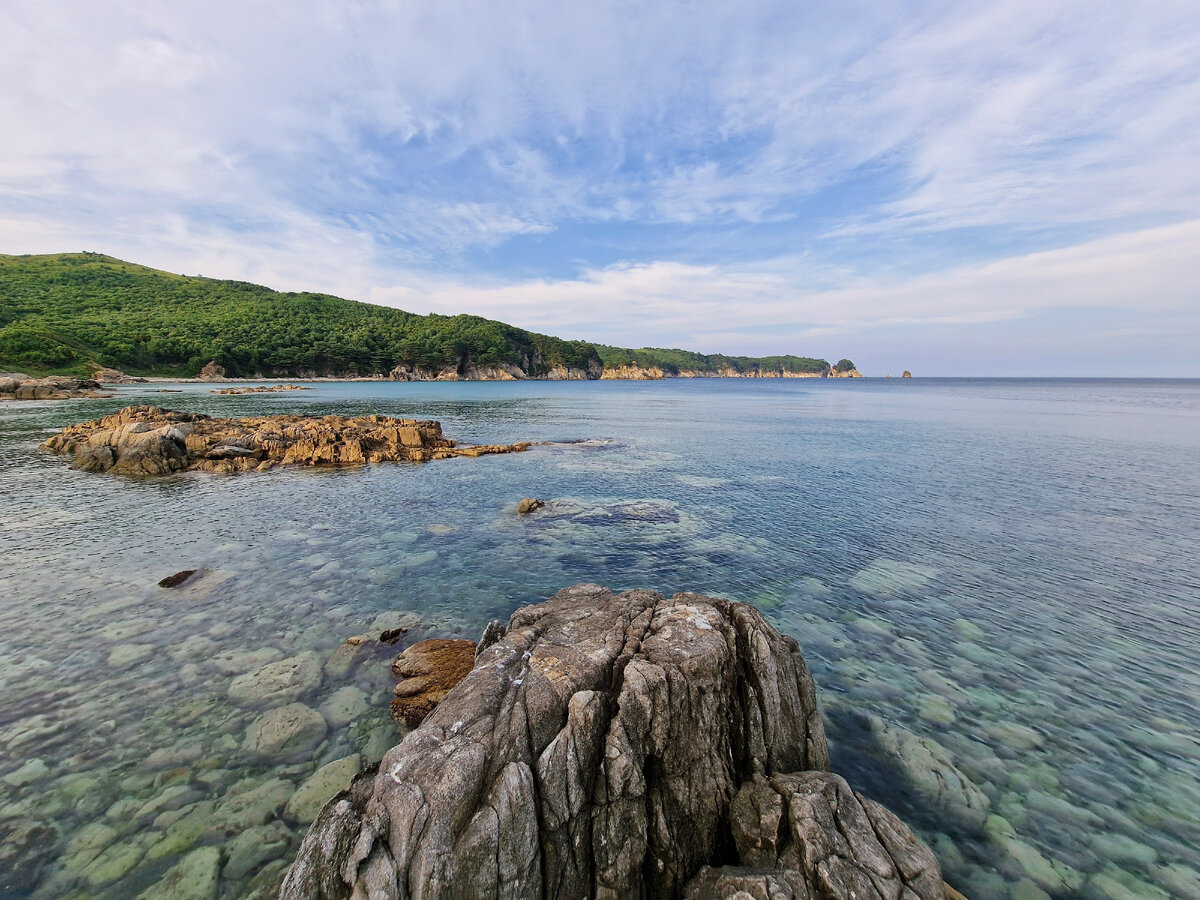 Бухта 5 букв. Бухта 5 букв. О закинтос бухта навагио. Славянка приморский край море. Бухта лагуна гавань.