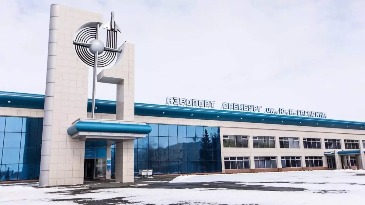     В аэропорту Оренбурга произошел коллапс. Посетители воздушной гавани сообщили о задымлении, после чего людей эвакуировали, а рейсы задержали. Причиной возгорания стало короткое замыкание. В пресс-службе воздушной гавани заявили, что задержка рейсов связана с погодными условиями.