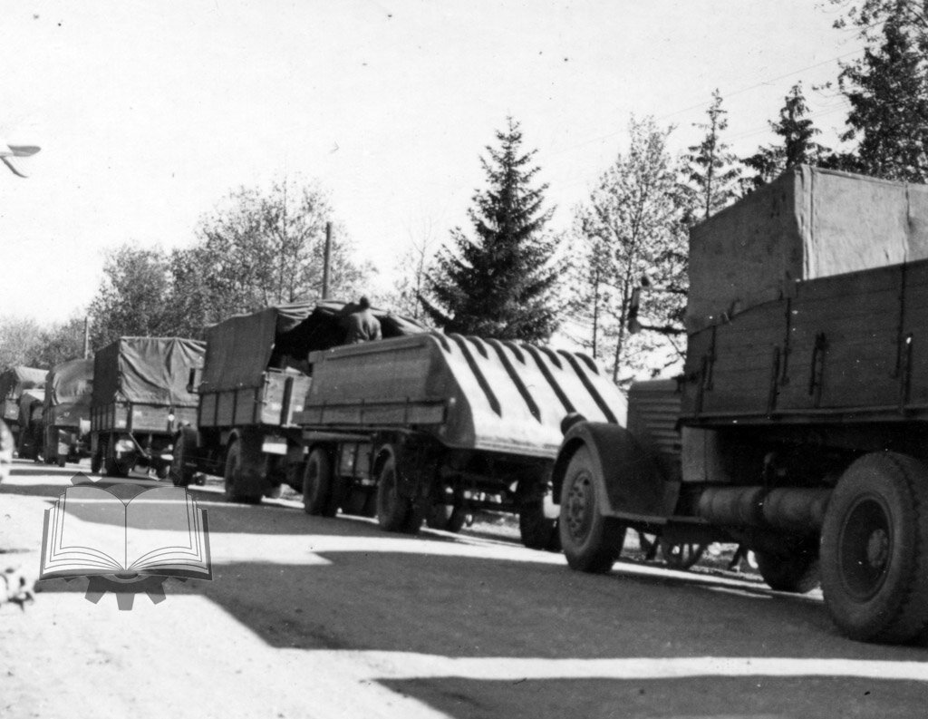 Понтон Pf.11, в качестве тягача грузовик. Явление частое, ибо полугусов не хватало.