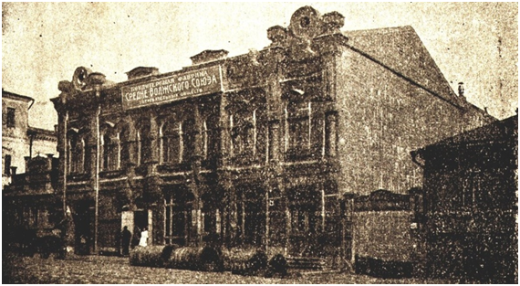 Возведенное в 1906-м году здание кондитерской фабрики выглядело не совсем привычно для промпредприятия и внешне скорее напоминало  доходный дом. Нарядность облику придавали богатый эклектичный декор и фигуристые аттики с люкарнами