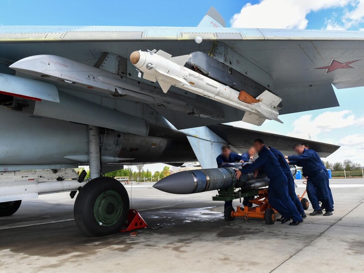    Техники подвозят авиационную ракету Х-31, чтобы смонтировать на истребитель ВКС России, задействованный в специальной военной операции на Харьковском направлении© РИА Новости